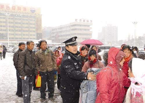 乌鲁木齐铁路警方“蓝盾·春雷”2010行动全面打响(图)