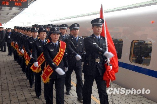 图：中国首个高铁乘警大队在西安亮相