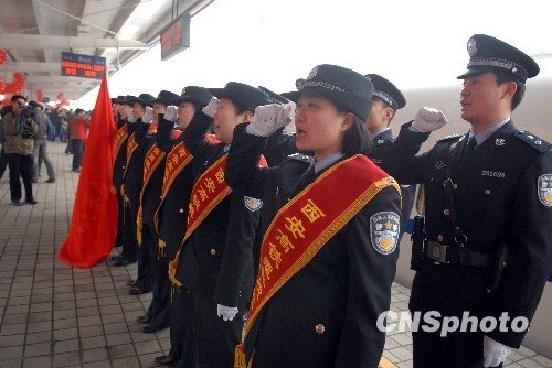 组图：我国首个高铁乘警大队在西安亮相