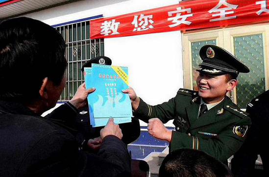 多警种相约警务室与群众共话平安