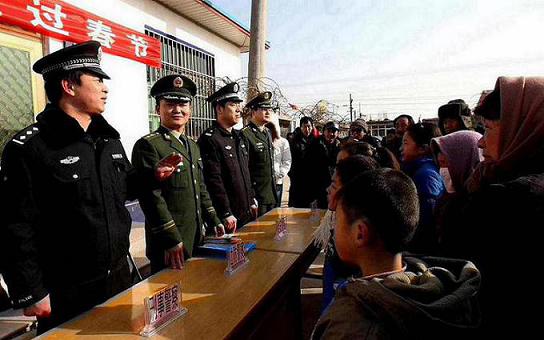 多警种相约警务室与群众共话平安