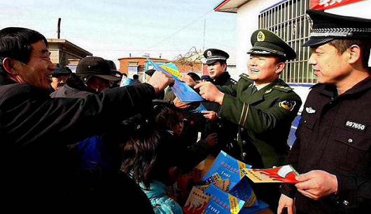 多警种相约警务室与群众共话平安