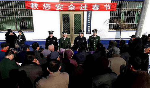多警种相约警务室与群众共话平安