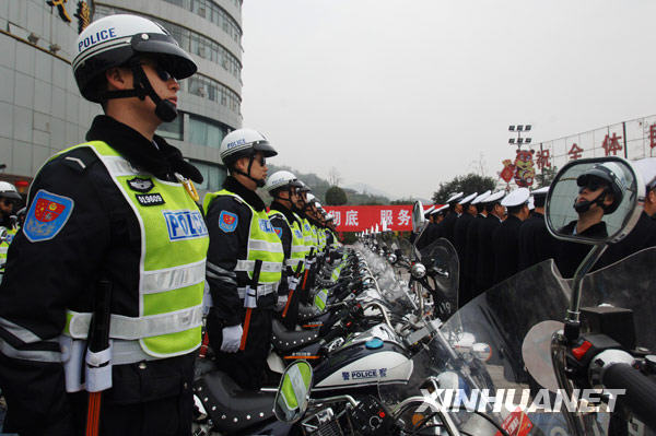 2月7日，换上新装的交巡警队员整装待发。