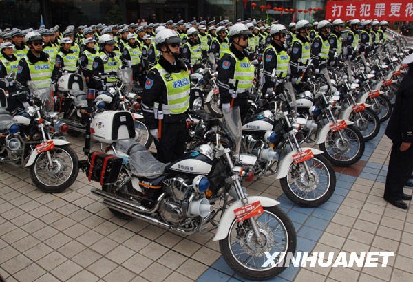 2月7日，换上新装的交巡警队员整装待发。