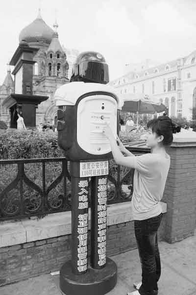 图为可视报警电话。