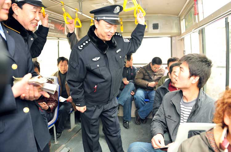 图文：反扒民警上街保护市民财产安全