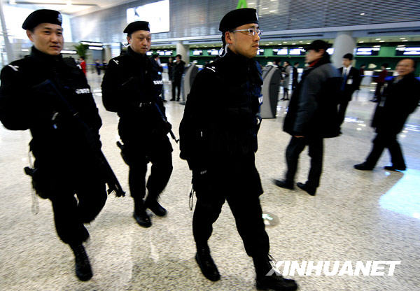 3月6日，公安特警在上海虹桥国际机场武装巡逻。