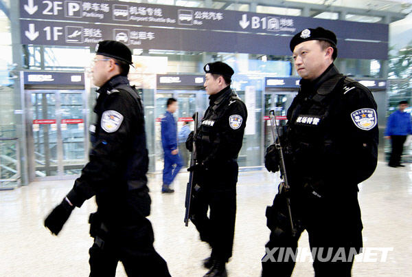 3月6日，公安特警在上海虹桥国际机场武装巡逻。