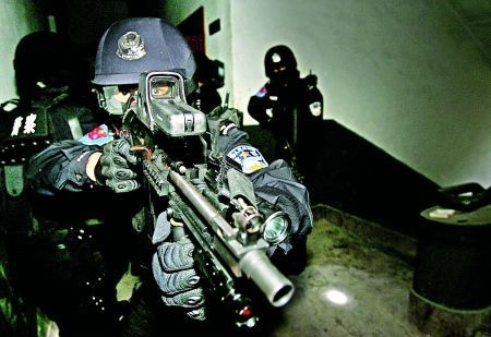 昨日,渝中区大坪,猎豹反恐突击队队员在“重庆渝中2010闪电1号”实战演练中推进 记者 邹飞 摄