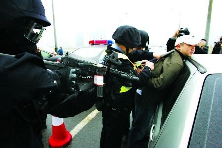 昨日，嘉陵江大桥，猎豹反恐突击队队员和交巡警一起将“嫌疑人”抓捕归案 本组图片 记者 邹飞 摄