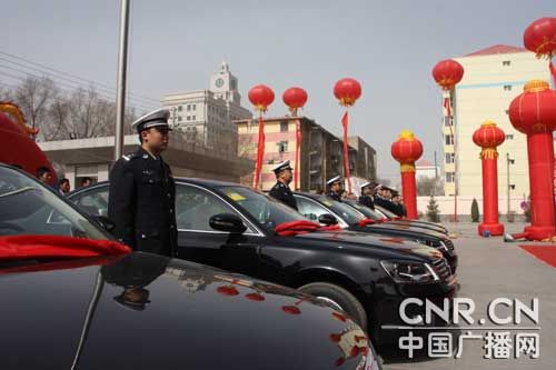 北京市公安局向青海援赠100万元经费及警用车辆