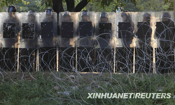 3月23日，一些军人在泰国首都曼谷公共卫生部大楼前警戒。