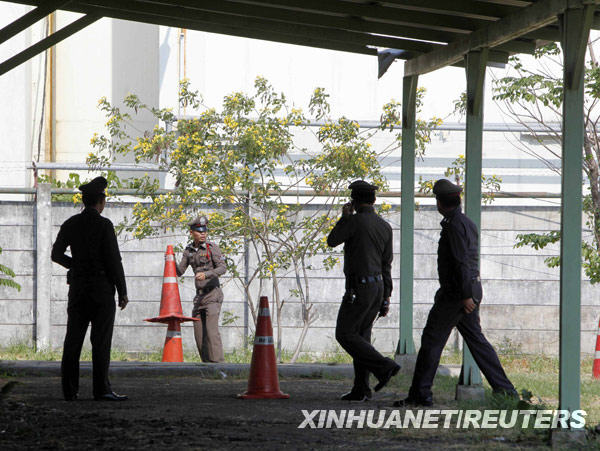 3月23日，在泰国首都曼谷公共卫生部大楼外，警察检查爆炸现场。