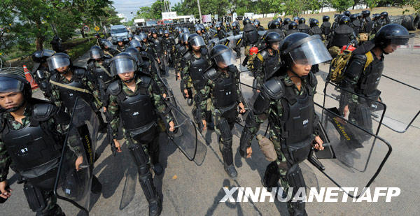 3月23日，在泰国首都曼谷，泰国士兵和防暴警察在公共卫生部前警戒。