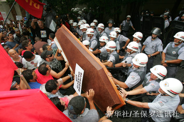 3月26日，在巴西圣保罗，参加抗议示威的教师与警察发生冲突。