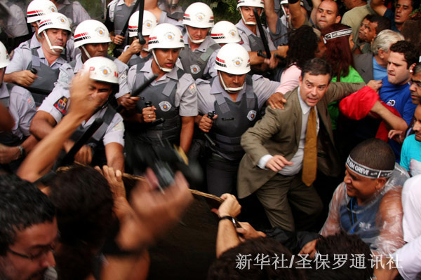 3月26日，在巴西圣保罗，参加抗议示威的教师与警察发生冲突。