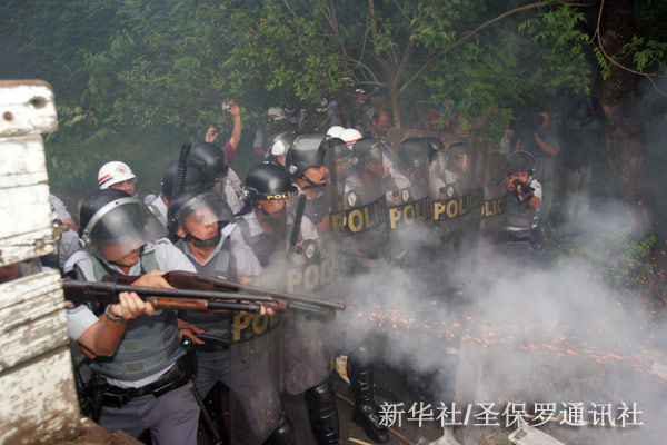 3月26日，在巴西圣保罗，参加抗议示威的教师与警察发生冲突。