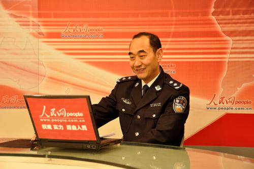 长沙市公安局党委书记、局长李介德查看人民网网友留言。（申亚欣 摄）