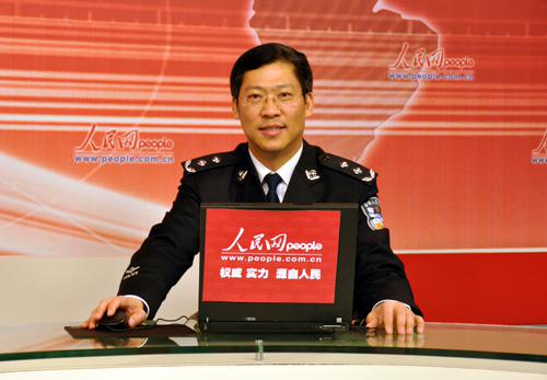 南昌市委常委、政法委书记、公安局长胡焯做客人民网。（申亚欣 摄）