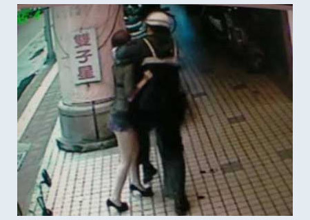 台湾警察暴力摔露底槟榔西施 铐带回警局(组图)(2)