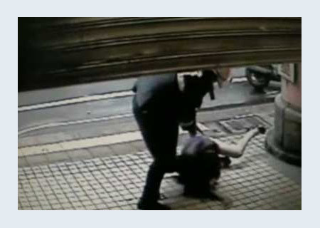 台湾警察暴力摔露底槟榔西施 铐带回警局(组图)(3)