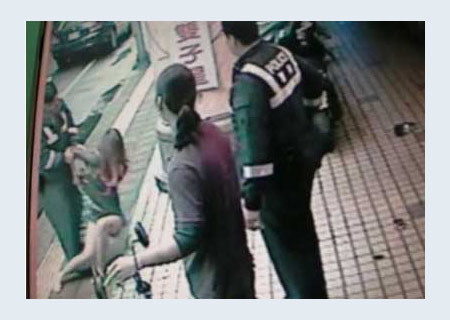 台湾警察暴力摔露底槟榔西施 铐带回警局(组图)(5)