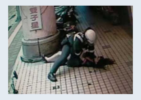 台湾警察暴力摔露底槟榔西施 铐带回警局(组图)(4)