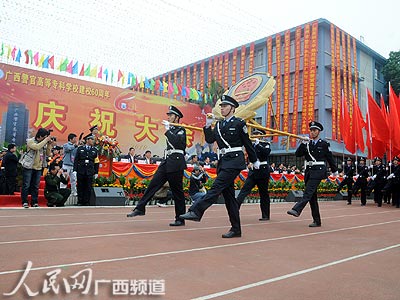 参加分列式的礼仪方队经过主席台