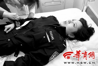 女交警被违法车碾断胳膊 泪求医生别剪警服