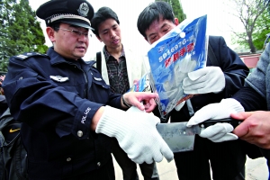 民警给保卫干部试用防割手套。记者 王贵彬 摄