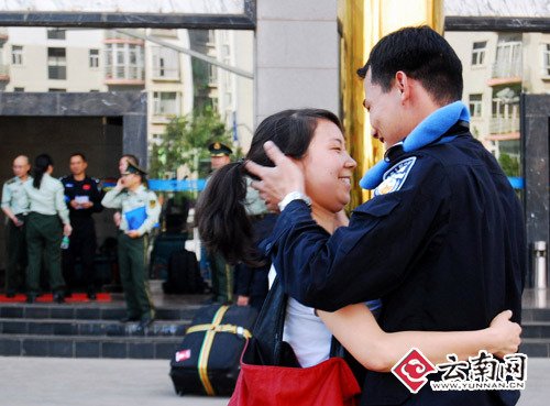 赴海地维和警察防暴队返昆 队员直呼回家真好