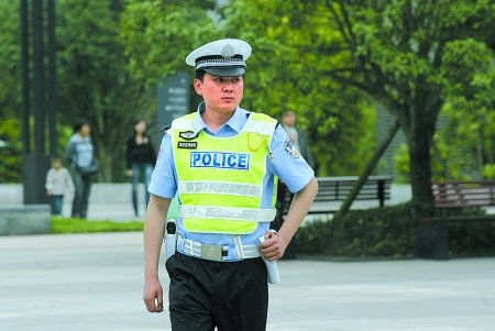 最美背影交巡警：挑担只是举手之劳(图)
