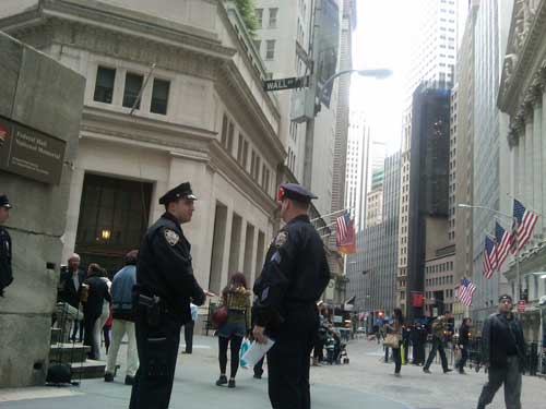 时报广场发生未遂汽车爆炸案后，华尔街一带加强警戒，纽交所前的持枪警察数目增加。 摄影：记者席来旺