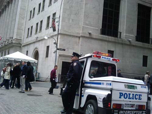 时报广场发生未遂汽车炸弹案后，纽约提高警戒级别，华尔街警察全力备战。摄影：记者席来旺