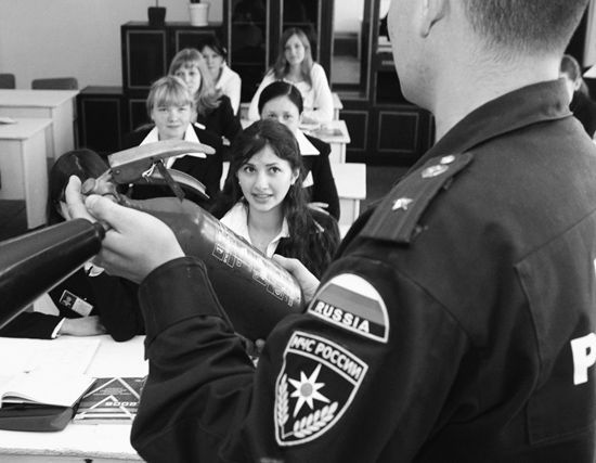 国外学校配警察是惯例 可增强孩子们的安全感(图)