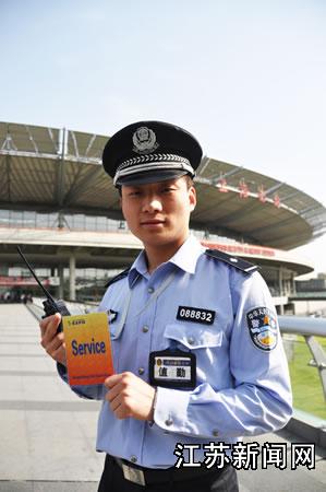 英语岗民警展示自己的服务牌