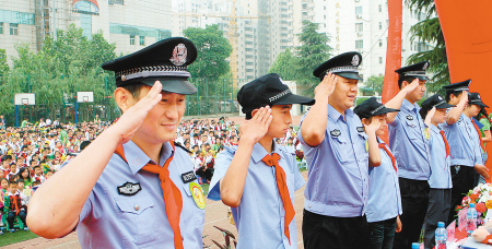 西安首支“少年警队”成立 由25名学生组成(图)