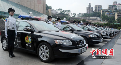 重庆交巡警女子特勤队上岗(组图)