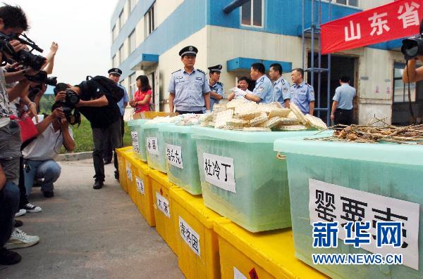    6月24日，在济南翰洋固废处置公司，山东省公安厅禁毒总队的干警在整理缴获的毒品。当日，“6·26”国际禁毒日前夕，山东省公安厅公开销毁了20余种约80千克毒品。据悉，目前山东省17个市、130多个县市区都已发现吸毒违法犯罪问题，禁毒工作任重道远。 新华社记者 郭绪雷 摄