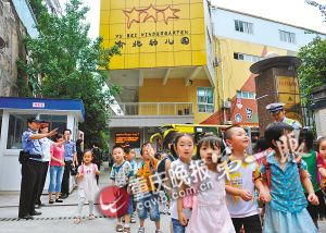 放学了，校警守护孩子们安全离校。
