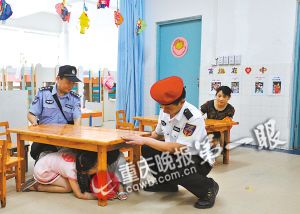 校警和孩子们进行防震演习。