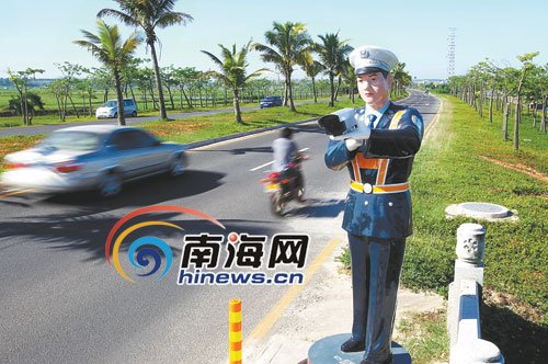 仿真警察海口街道24小时“上岗执勤”