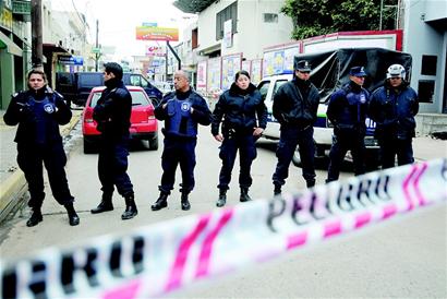 与警方僵持近5小时阿根廷银行劫匪投降