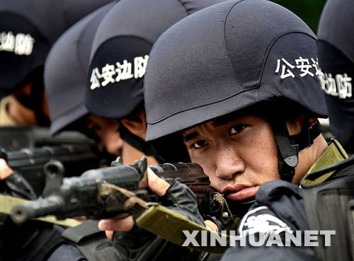 7月13日，河北边防总队特勤大队官兵在进行训练。