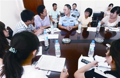 ▲张国接受中央及省市媒体集中采访。记者苗剑 摄