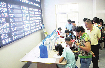 南宁警方推出便民措施，市民办理出入境证件的时间缩短了 记者 宋延康 摄