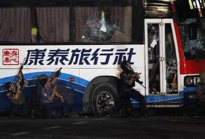 菲律宾警方强攻被劫持旅游车(图)