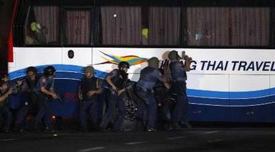 菲律宾警方强攻被劫持旅游车(图)