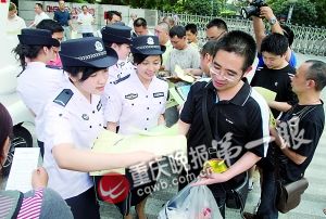 首次亮相的社区警务文职人员让人眼睛一亮